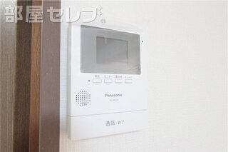 インターホンで来客時に確認ができます。