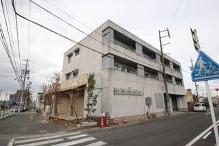 コンクリート製のマンション　南向きの建物です
