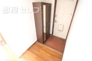トイレで考え事でも。（イメージ画像）