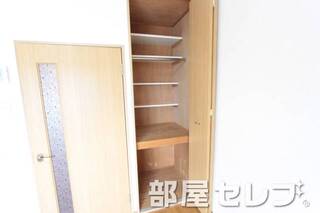 使いやすいサイズの収納です。